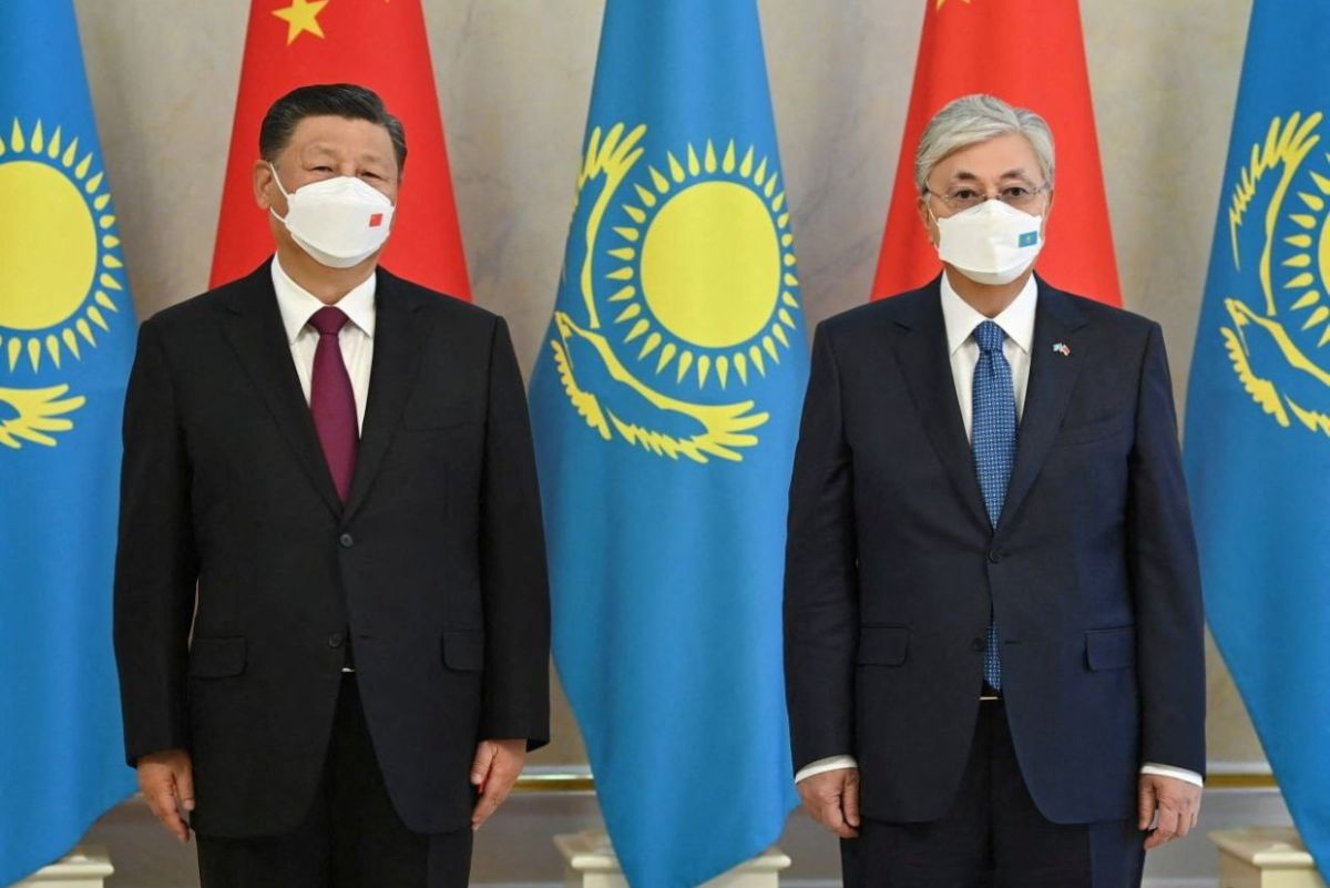 China's President Xi Jinping (left) and Kazakh President Kassym-Jomart Tokayev